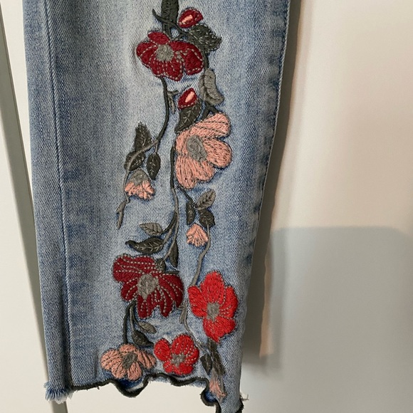 Guess Cropped Jeans - Picture 3 of 6